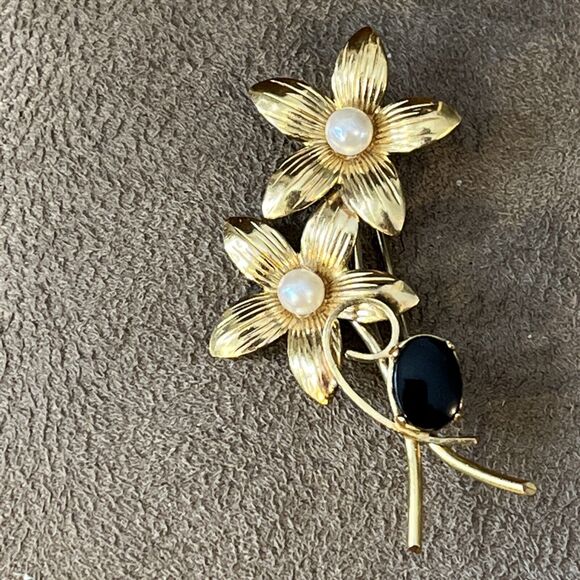 Vintage Wells 14K Gold Filled Flower Pin Brooch Faux Pearl Black Onyx - Picture 1 of 7